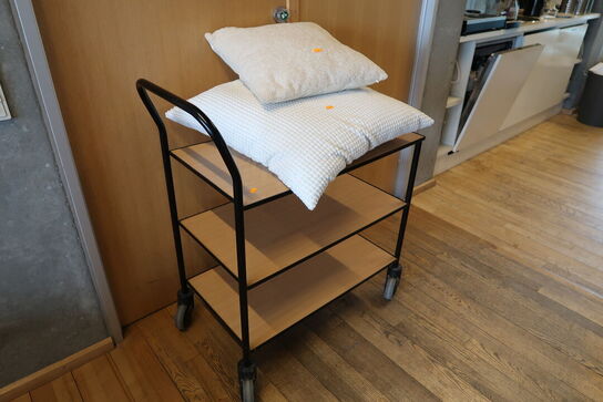 Opbevaringsvogn med indhold