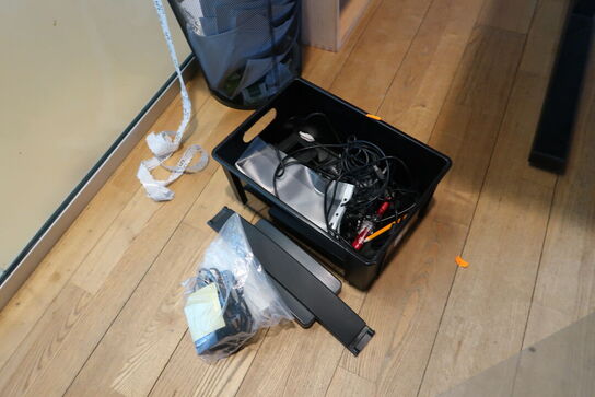 Reol, papirkurv samt kasse med indhold