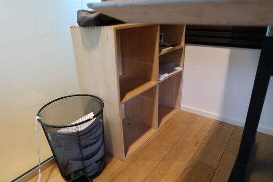 Reol, papirkurv samt kasse med indhold