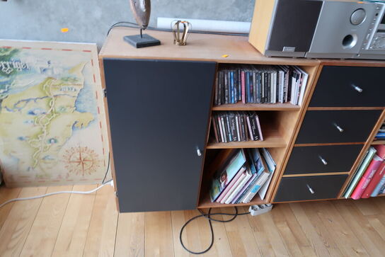 2 stk. skabe/reoler uden indhold