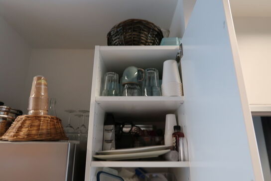 Mikrobølgeovn, div. Køkkenservice samt Div. Skraldespande