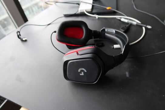 2 stk. computerskærme LG 27UD58P-B, headset, tastaturer m.m.