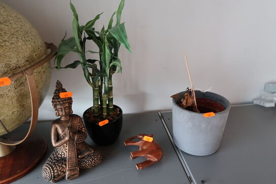 Globus, div. Skulpturer m.m.