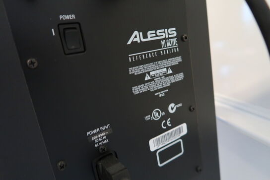 2 stk. højtalere ALESIS M1 Active på podier