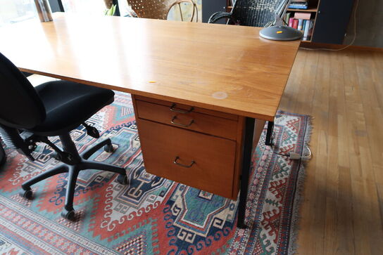 Kontorstol samt skrivebord uden indhold og tæppe