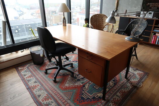 Kontorstol samt skrivebord uden indhold og tæppe