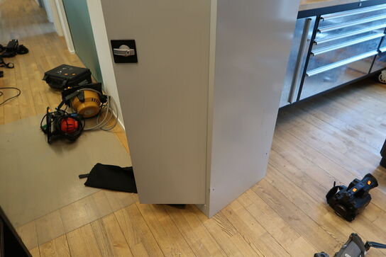 Stålskab med indhold