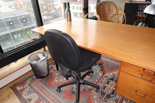 Kontorstol samt skrivebord uden indhold og tæppe