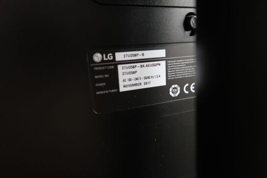2 stk. computerskærme LG 27UD58P-B, headset, tastaturer m.m.