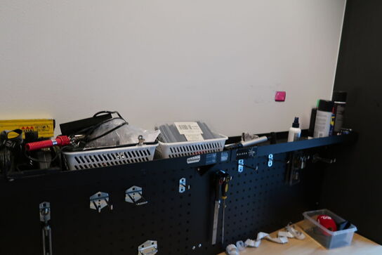 Værktøjsvogn med div. Værktøj og elektronik m.m.