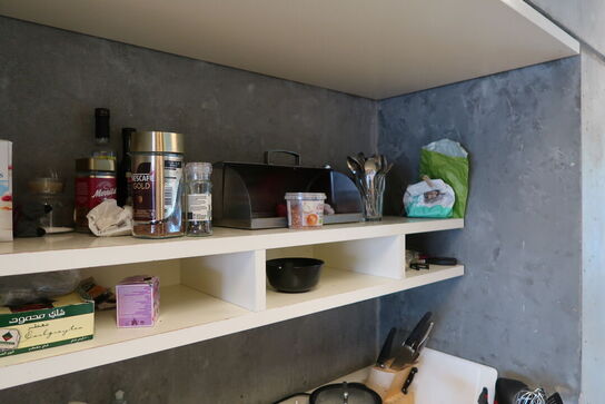 Mikrobølgeovn, div. Køkkenservice samt Div. Skraldespande