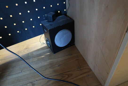 2 stk. computerskærme LG 27UD58P-8, tastatur, mus, højtalere m.m.