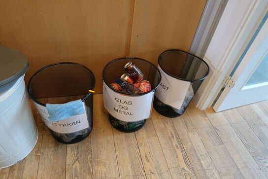 Mikrobølgeovn, div. Køkkenservice samt Div. Skraldespande