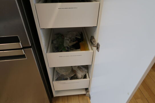 Mikrobølgeovn, div. Køkkenservice samt Div. Skraldespande