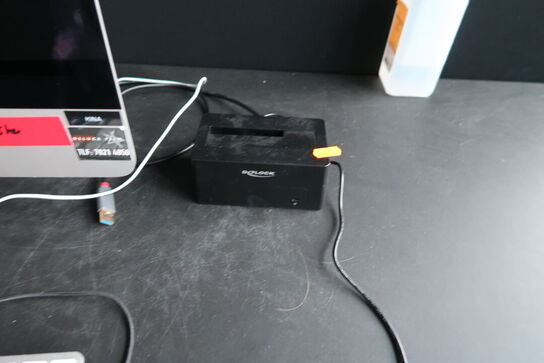 Bordlampe, computerskærm samt div. Adaptere