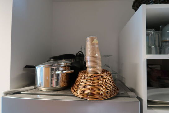 Mikrobølgeovn, div. Køkkenservice samt Div. Skraldespande