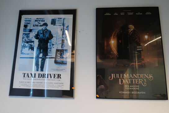 2 stk. indrammede plakater