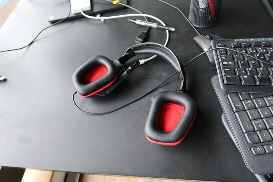2 stk. computerskærme LG 27UD58P-B, headset, tastaturer m.m.
