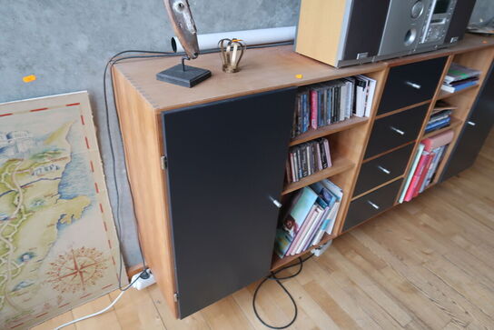 2 stk. skabe/reoler uden indhold