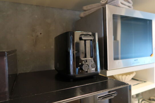 Mikrobølgeovn, div. Køkkenservice samt Div. Skraldespande