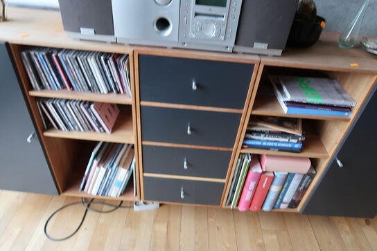 2 stk. skabe/reoler uden indhold