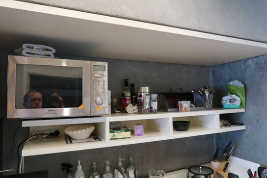 Mikrobølgeovn, div. Køkkenservice samt Div. Skraldespande