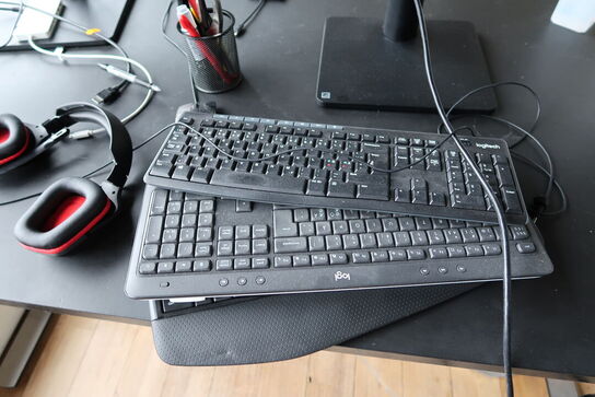 2 stk. computerskærme LG 27UD58P-B, headset, tastaturer m.m.
