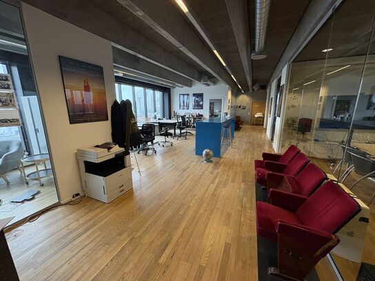 Deluca Film *Del 1 - Kontorinventar - Videokameraer - Lyd/Lys m.m.*