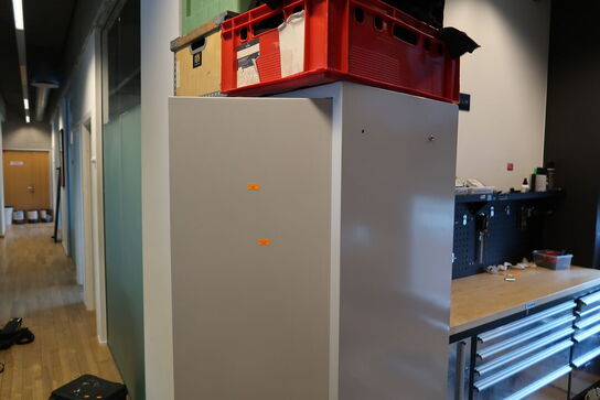 Stålskab med indhold