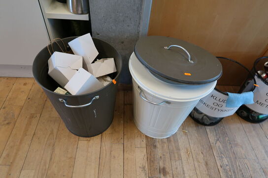 Mikrobølgeovn, div. Køkkenservice samt Div. Skraldespande