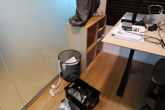 Reol, papirkurv samt kasse med indhold