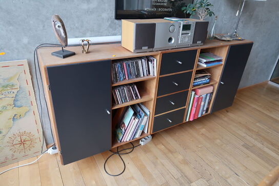 2 stk. skabe/reoler uden indhold