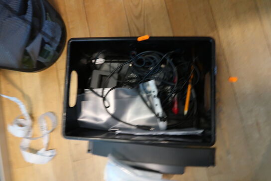 Reol, papirkurv samt kasse med indhold