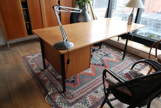 Kontorstol samt skrivebord uden indhold og tæppe