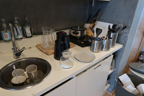 Mikrobølgeovn, div. Køkkenservice samt Div. Skraldespande