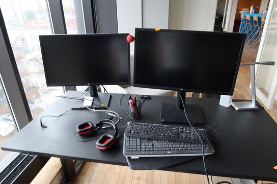 2 stk. computerskærme LG 27UD58P-B, headset, tastaturer m.m.