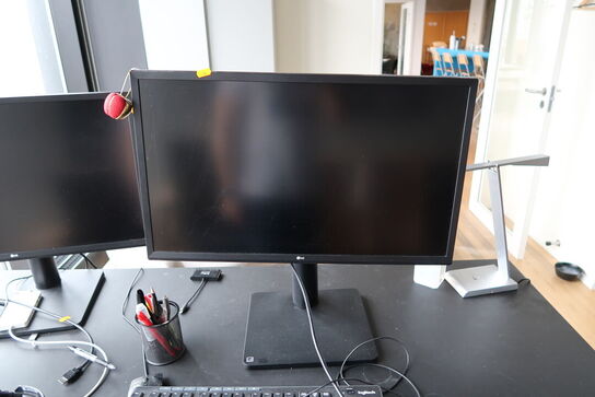 2 stk. computerskærme LG 27UD58P-B, headset, tastaturer m.m.