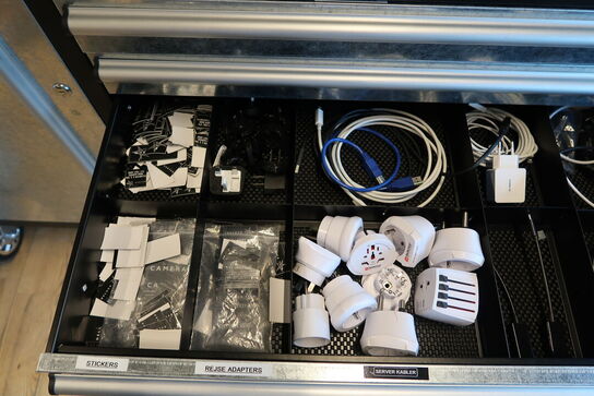 Værktøjsvogn med div. Værktøj og elektronik m.m.