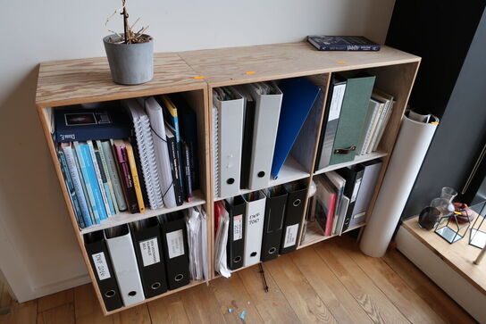 2 stk. reoler uden indhold