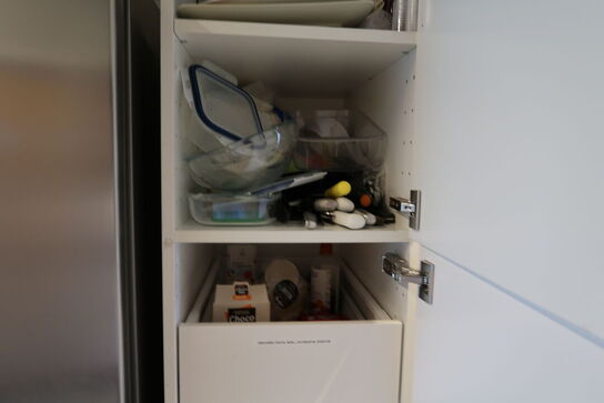 Mikrobølgeovn, div. Køkkenservice samt Div. Skraldespande