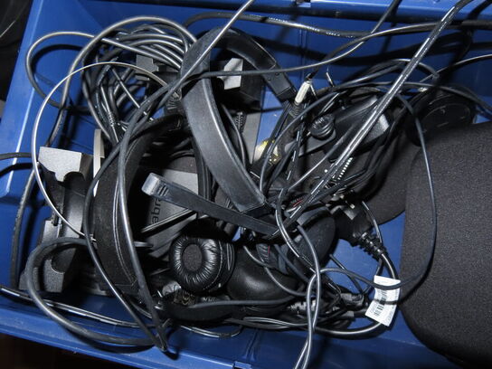 Kasse med blandede headsets, bl.a. JABRA