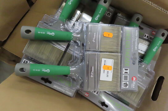 2 stk. kasser med pensler samt ruller