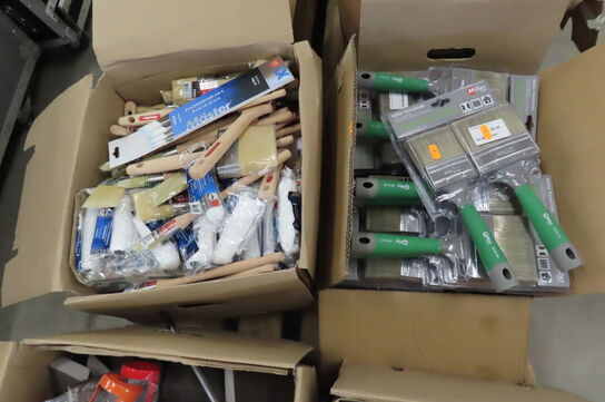 2 stk. kasser med pensler samt ruller