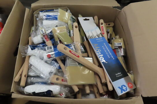 2 stk. kasser med pensler samt ruller