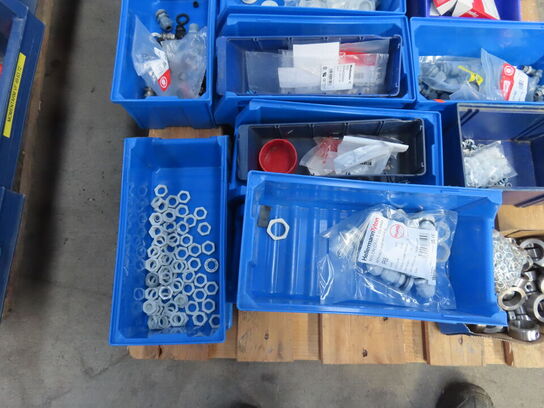 Palle med diverse elartikler mv.