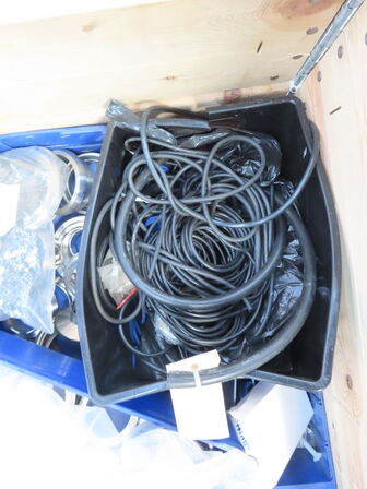 Palle med diverse elartikler mv.