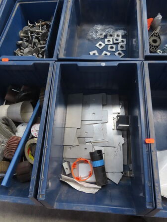 Palle med diverse slibegrej, bolte mv.