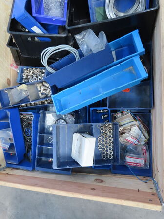 Palle med diverse elartikler mv.