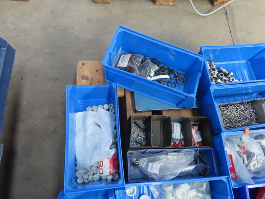 Palle med diverse elartikler mv.