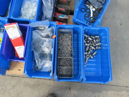 Palle med diverse elartikler mv.